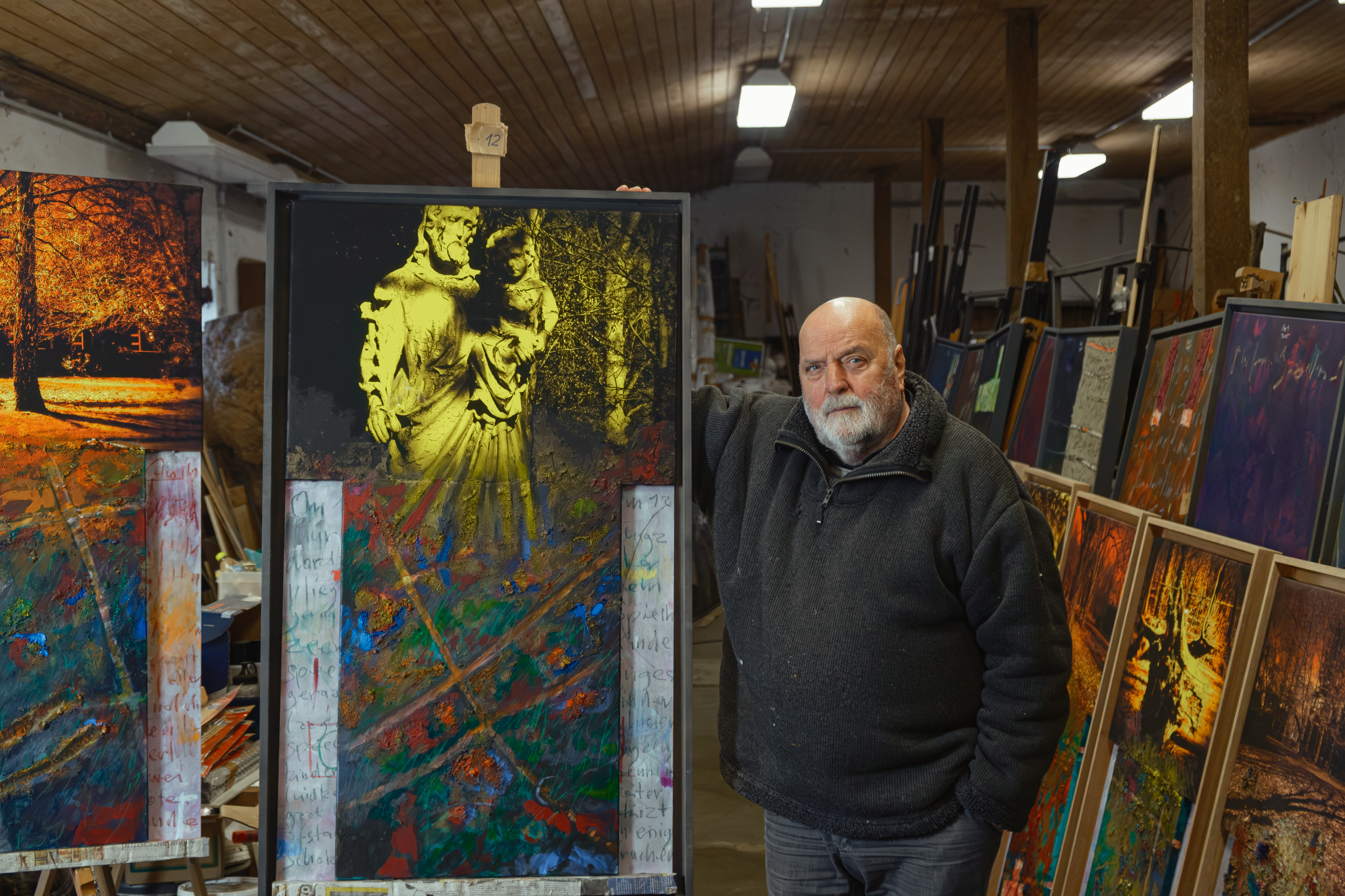 Uwe Appold in zijn atelier in Kiel met Tussenpozen, een van de twaalf ten toon gestelde werken. Een in het klooster ondergedoken gezin uit Spekholzerheide maakte van een schijnbare tussenpoos in de beschietingen gebruik om terug naar huis te gaan, maar onderweg werd een van de drie kinderen dodelijk getroffen door een granaatscherf. 